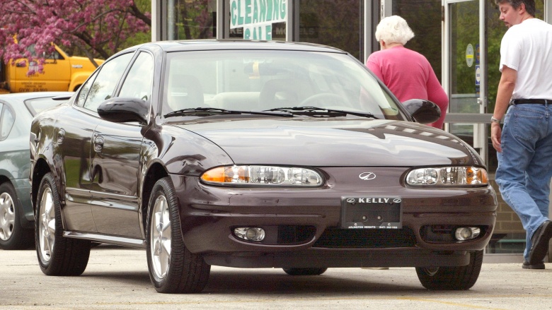 http://img3.looper.com/img/gallery/worst-cars-driven-by-famous-people/zac-efron-oldsmobile-alero.jpg