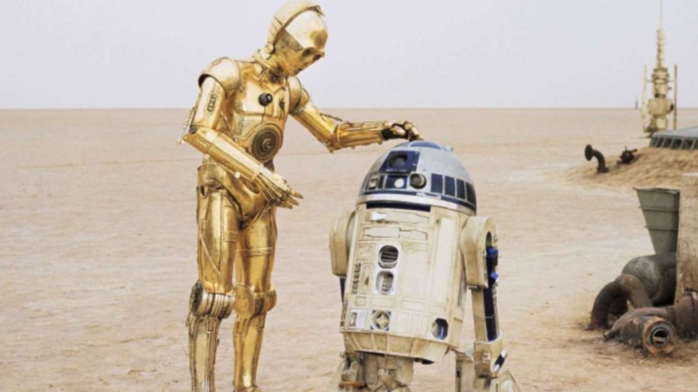 R2D2 and C3PO lost in the desert